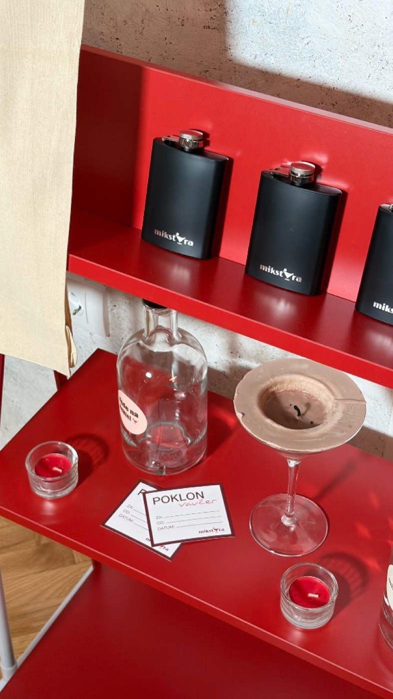Plakati Happy Hour i Spicy Margs na plutanoj tabli