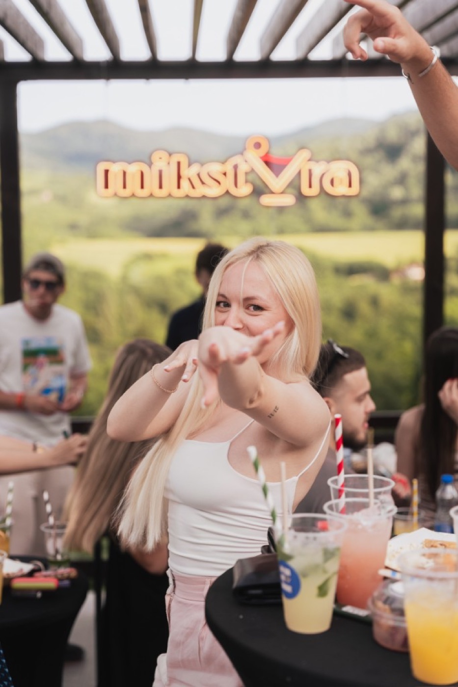 Radionica koktela: stolovi, šejkeri i zid sa plakatima