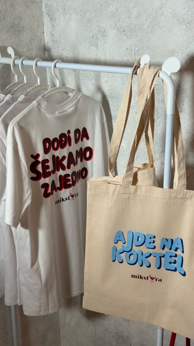 Retro sto sa šejkerima, telefonu i Mikstura plakatima