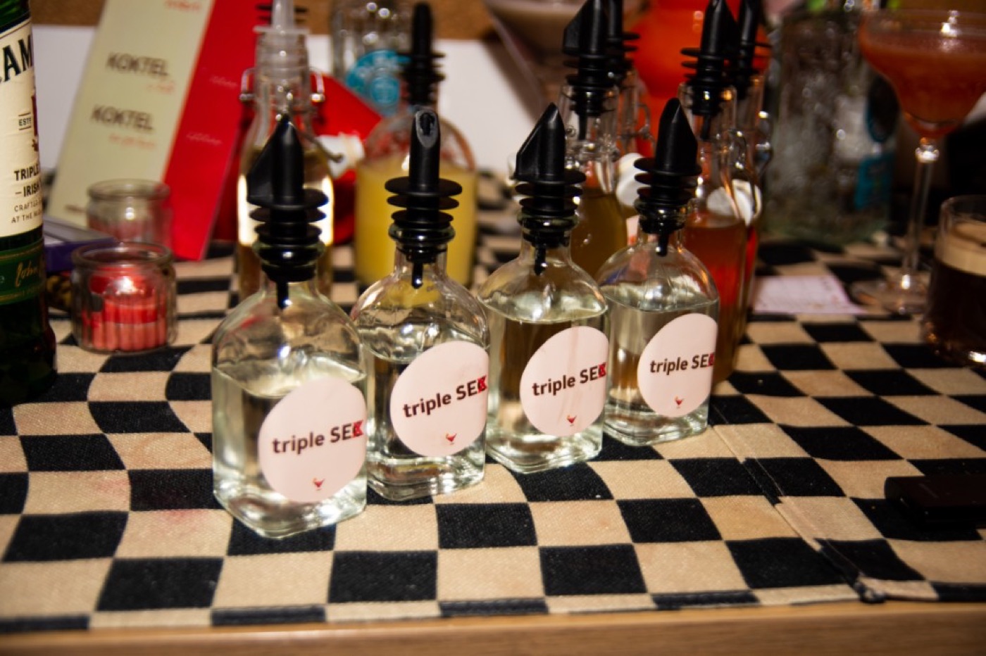 Šejka sipa Triple Sec u džiger preko šejkera, u bordo kecelji