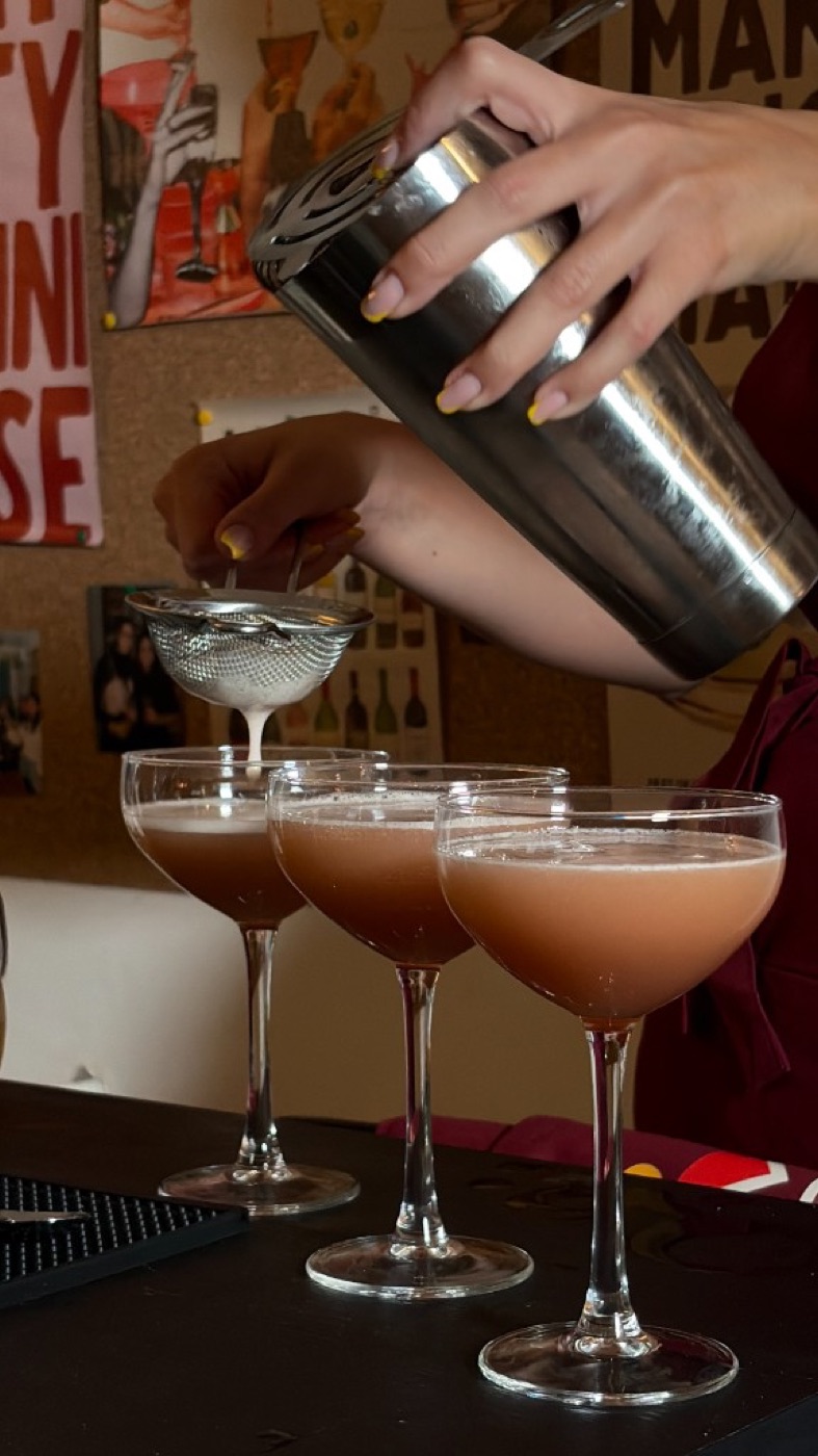 Sirup marakuja, šejker, džigeri i kašika na šanku